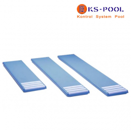 Trampolin / plataforma de saltos astralpool para piscinas, fabricada en poliéster reforzado con fibra de vidrio.